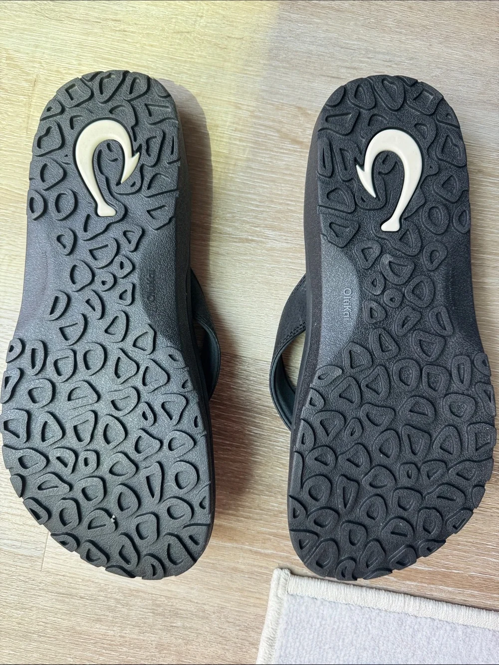 BRAND NEW OluKai Black Flip Flop Sandals